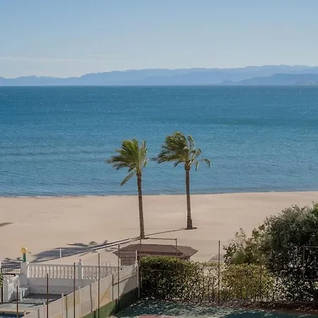 Seaview Getaway: Access, Pool & Tennis Court Appartamento