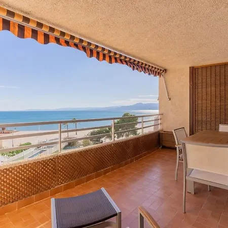 Seaview Getaway: Access, Pool & Tennis Court Appartamento