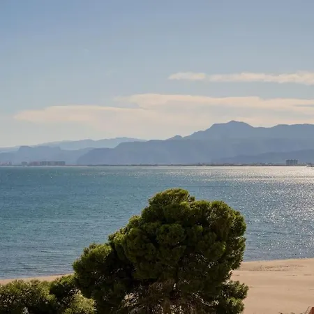 Seaview Getaway: Access, Pool & Tennis Court Appartamento