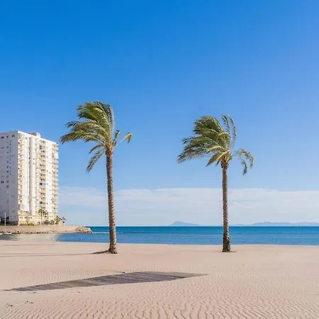 Seaview Getaway: Access, Pool & Tennis Court Appartamento
