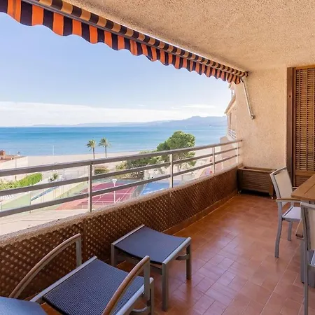 Seaview Getaway: Access, Pool & Tennis Court Apartment *
